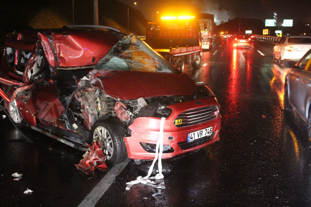 Tem Otoyolunda Feci Kaza: 1 Ölü, 5 Yaralı