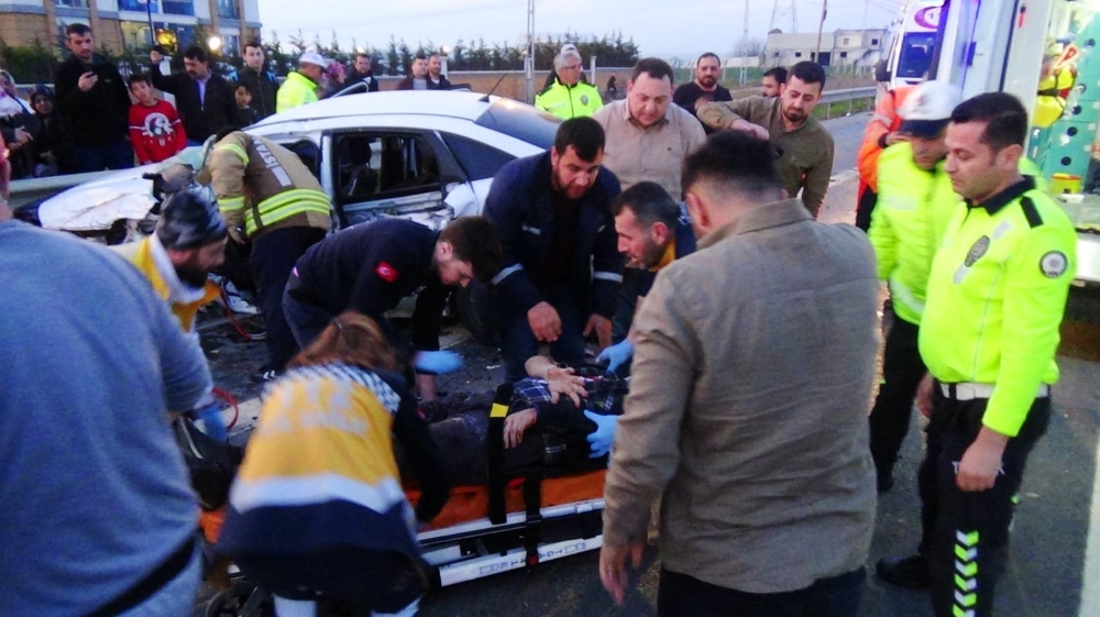 TEM Otoyolu’nda iki otomobil kafa kafaya çarpıştı: 4 yaralı