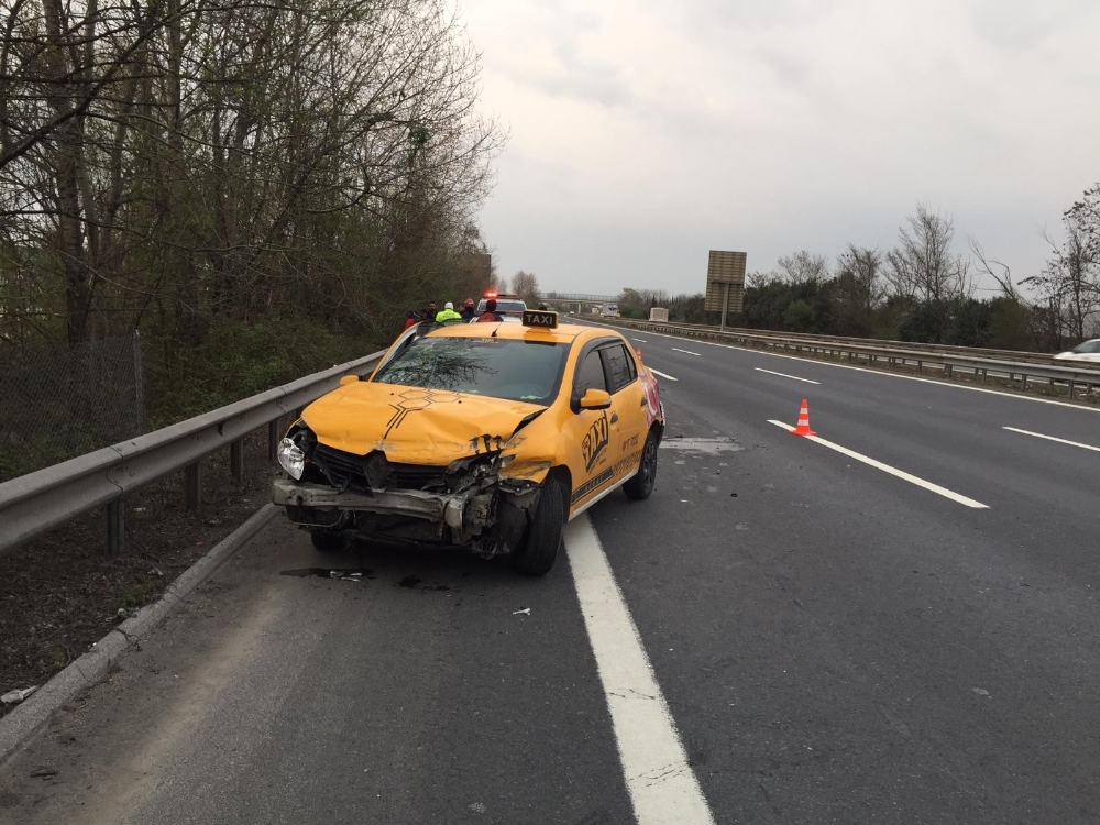 TEM Otoyolunda kontrolden çıkan ticari taksi bariyerlere çarptı: 1 yaralı