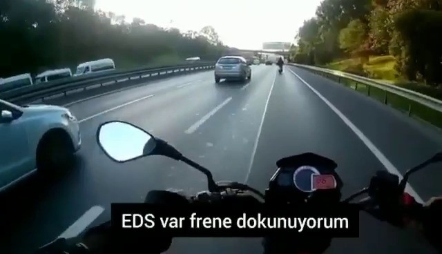 TEM Otoyolu’nda motosikletlinin ölümden döndüğü “makas” terörü kamerada