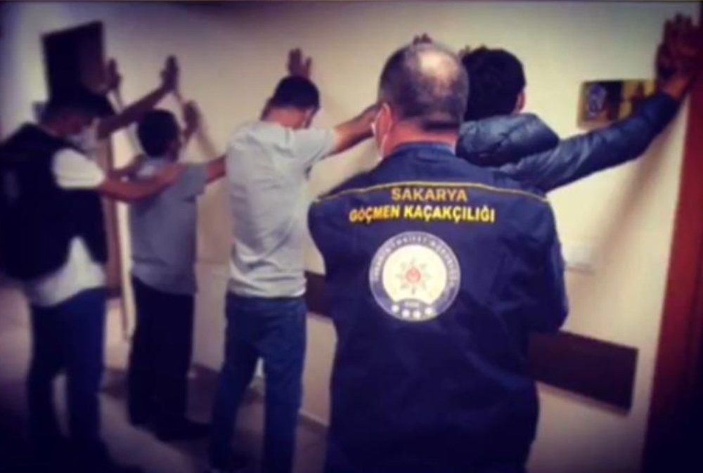 TEM Otoyolunda otobüs içerisinde 21 düzensiz göçmen yakalandı