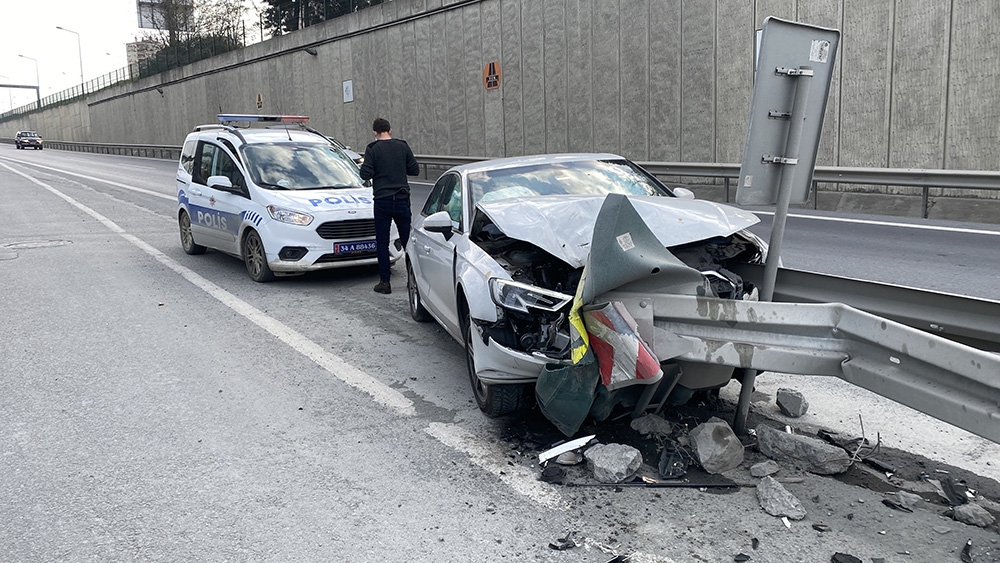 TEM Otoyolu’nda otomobil bariyerlere ok gibi saplandı