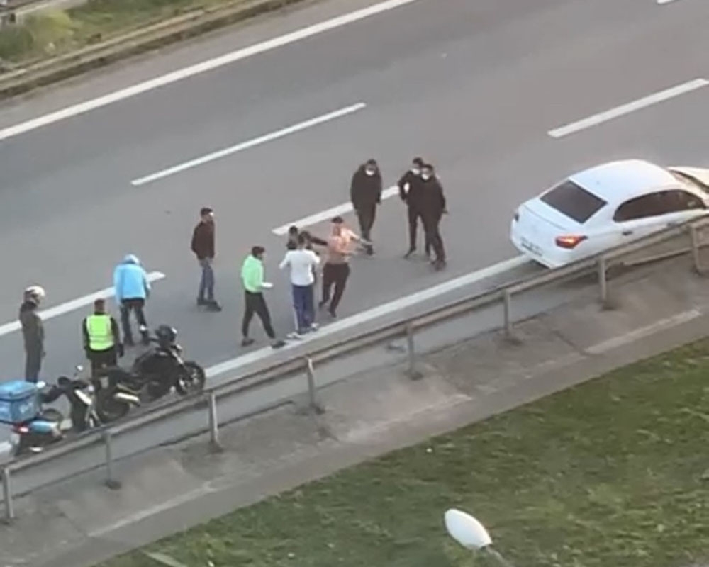 TEM Otoyolu’nda tekme ve yumruklu yol kavgası kamerada
