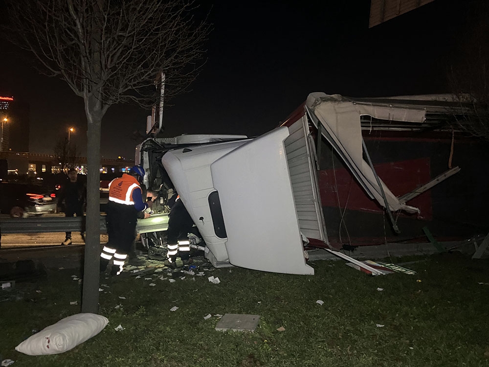 TEM Otoyolu’nda tır devrildi: 2 yaralı