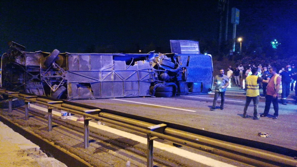TEM Otoyolu’nda yolcu otobüsü devrildi: 1 ölü, 17 yaralı