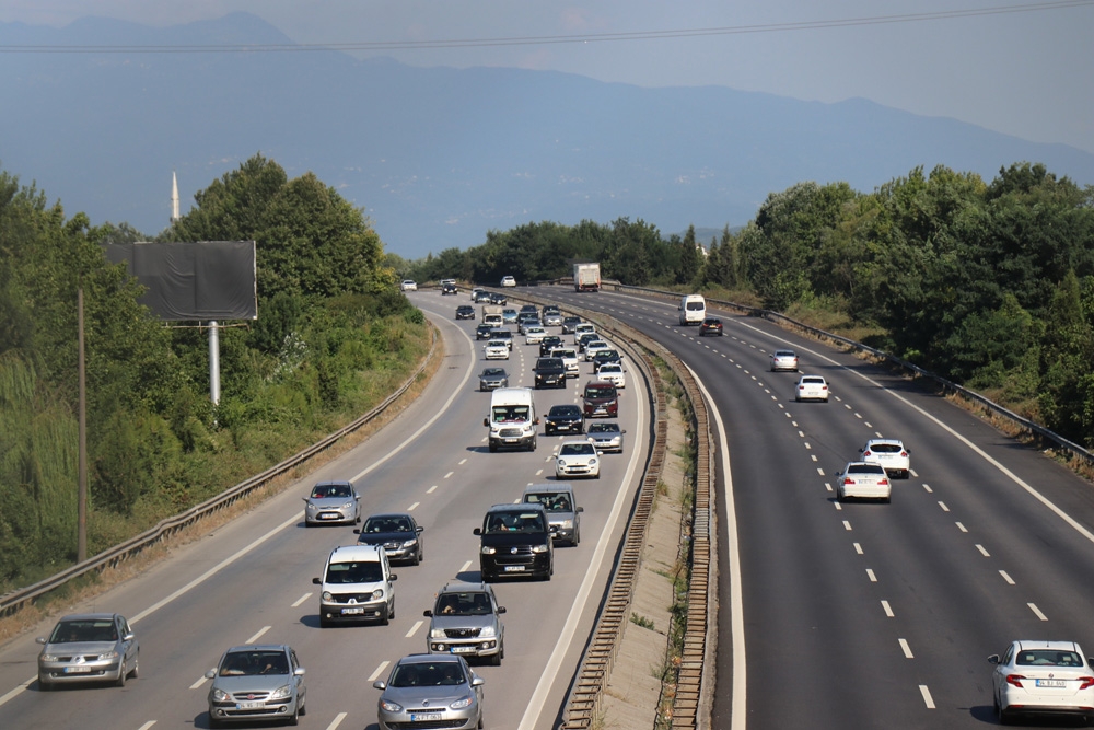 TEM Sakarya geçişinde geri dönüş yoğunluğu başladı
