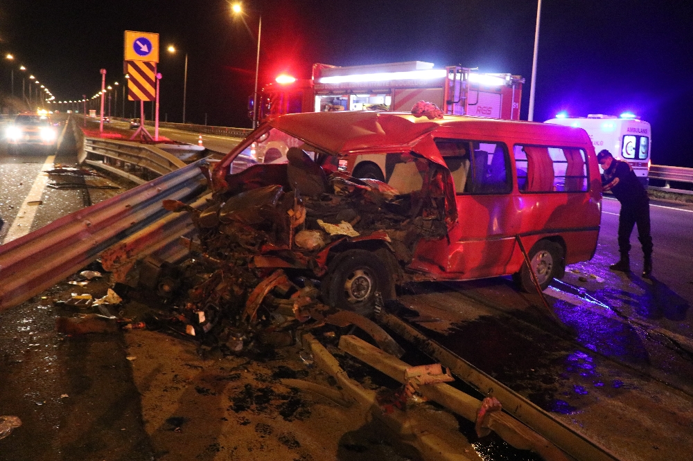 TEM’de bariyerlere çarpan minibüs hurdaya döndü: 7 yaralı