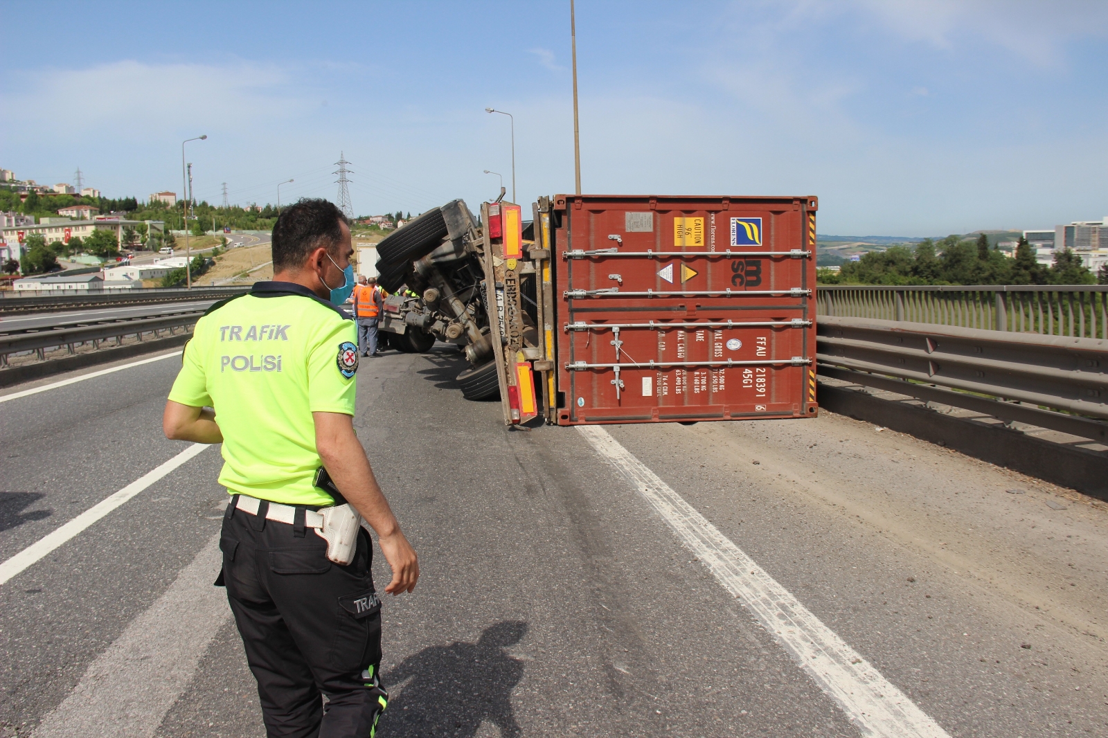 TEM’de bariyerlere çarpan tırın dorsesi devrildi, 5 kilometre kuyruk oluştu