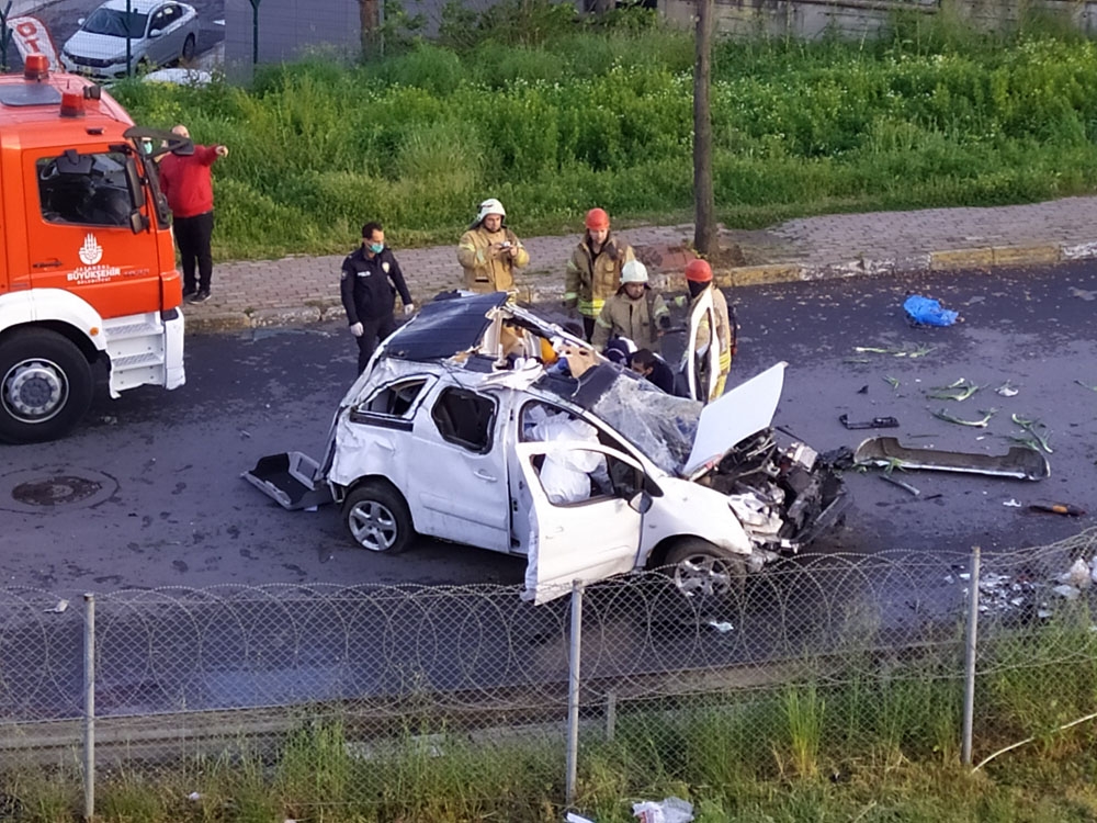 TEM’de bariyerleri aşan araç yan yola savruldu: 1 ölü 1 ağır yaralı