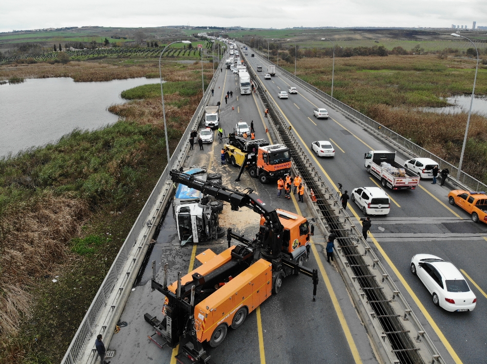 Temde Çöp Kamyonu Yan Yattı: Trafik Kilitlendi