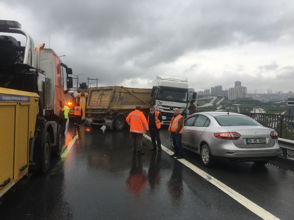 TEM’de kaza yapan hafriyat kamyonu trafiği felç etti