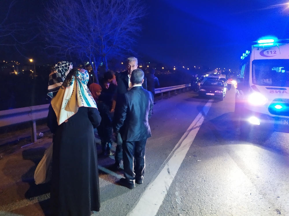 Temde Makas Atarak İlerleyen Araç Düğünden Dönen İki Otomobile Çarptı: 3 Yaralı