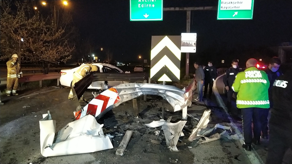TEM’de otomobil bariyerlere ok gibi saplandı: 2’si ağır 3 yaralı