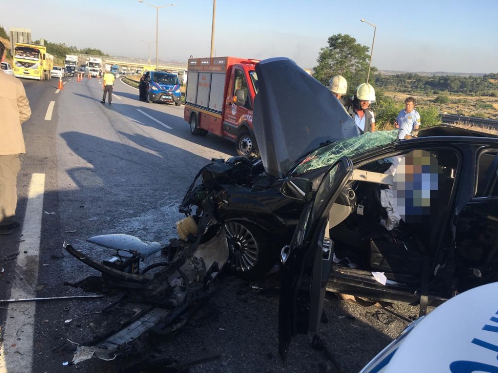 TEM’de otomobil tıra çarptı: 3 ölü, 1 kişi yaralandı