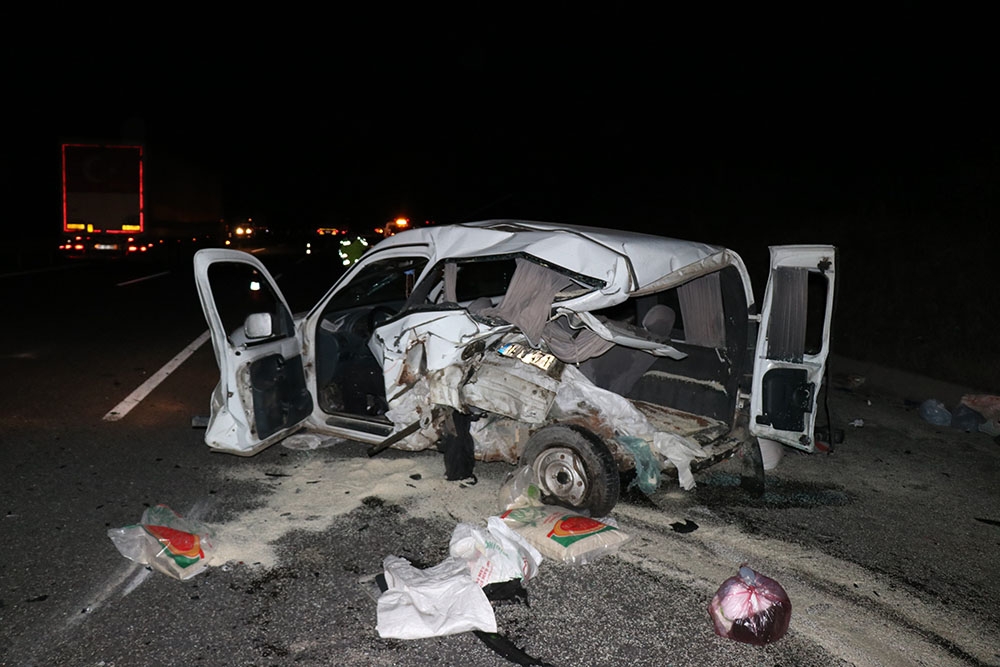 TEM’de otomobilin çarptığı hafif ticari araç sürücüsü öldü
