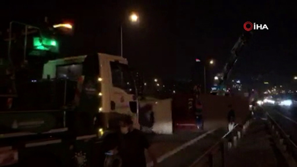 TEM’de tır devrildi: Trafik felç