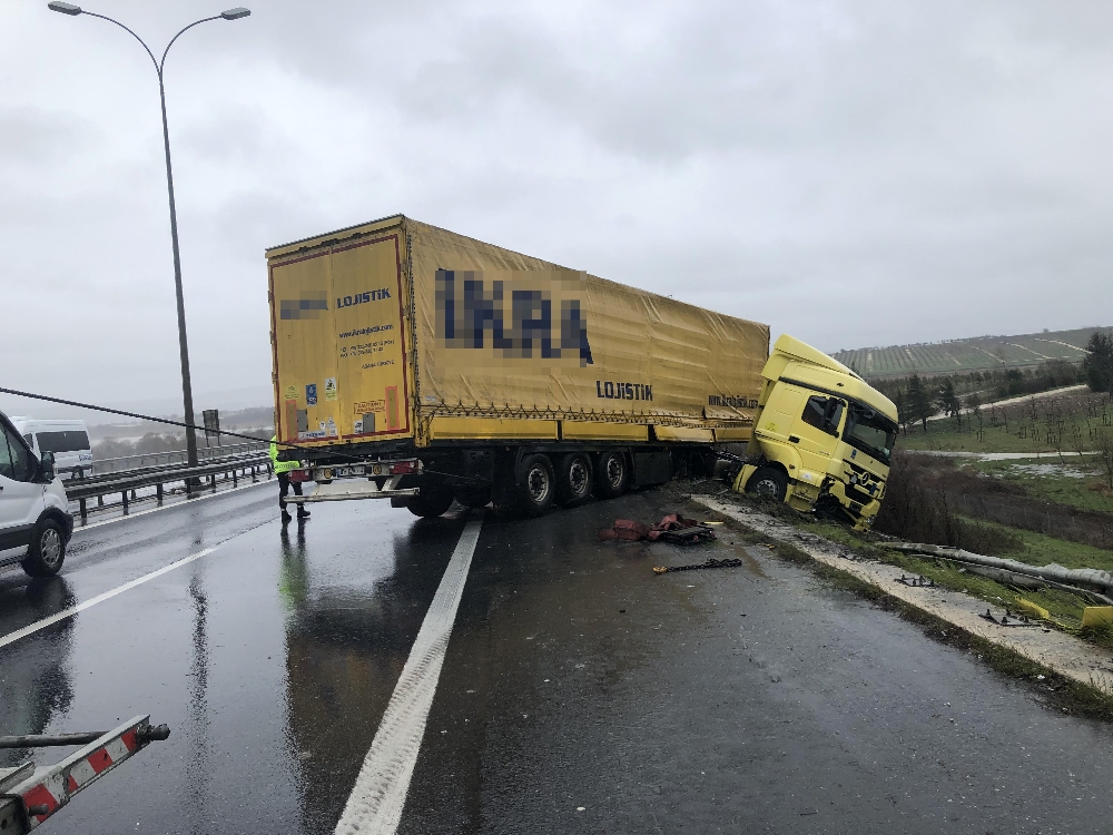 TEM’de tır rüzgarın etkisiyle bariyerlere çarptı