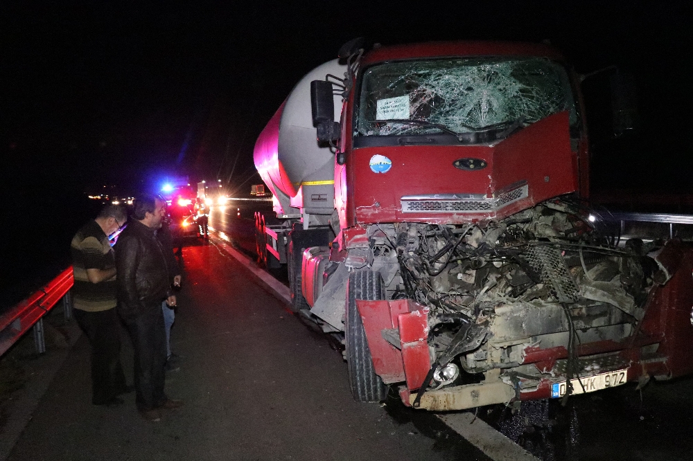 Temde Tıra Çarpan Tanker Hurdaya Döndü: 1 Yaralı