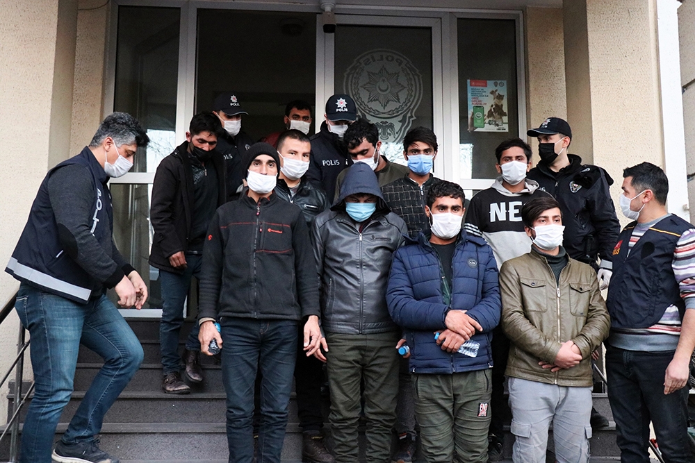 TEM’de yakalanan 23 göçmen sağlık kontrolüne çıkarıldı