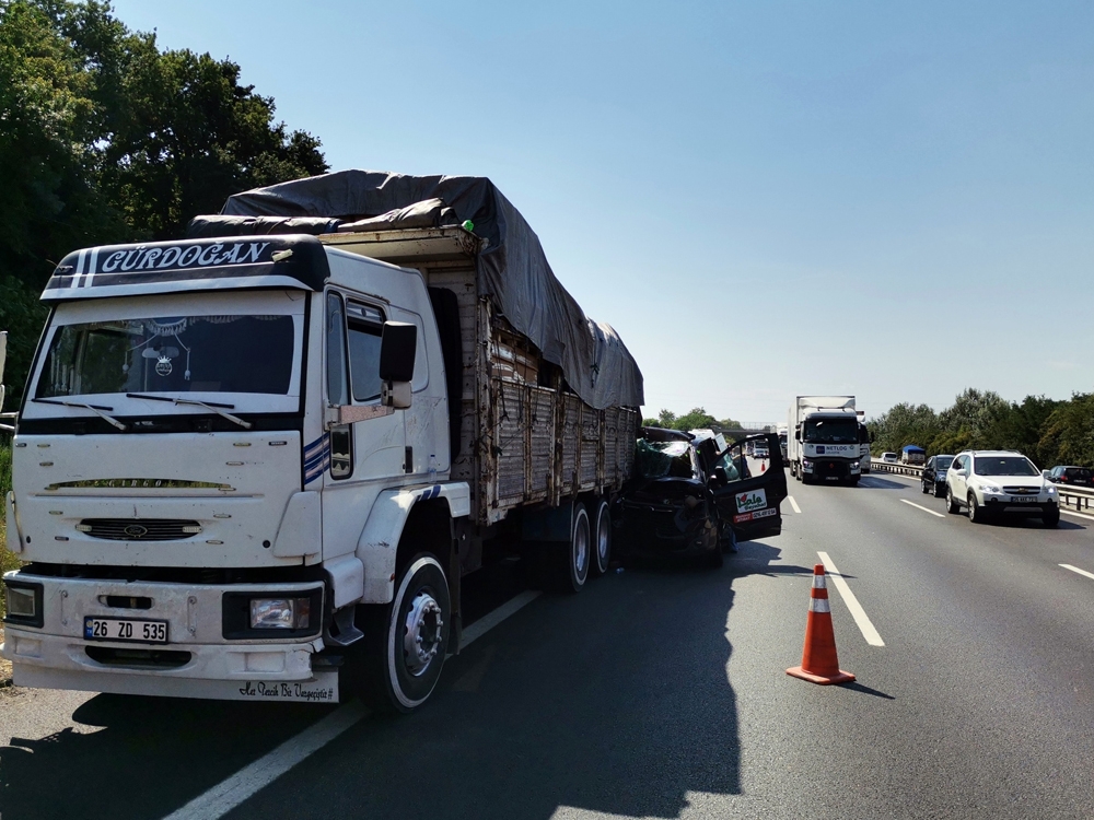 TEM’de yolcu midibüsü, kamyona ok gibi saplandı: 4 yaralı