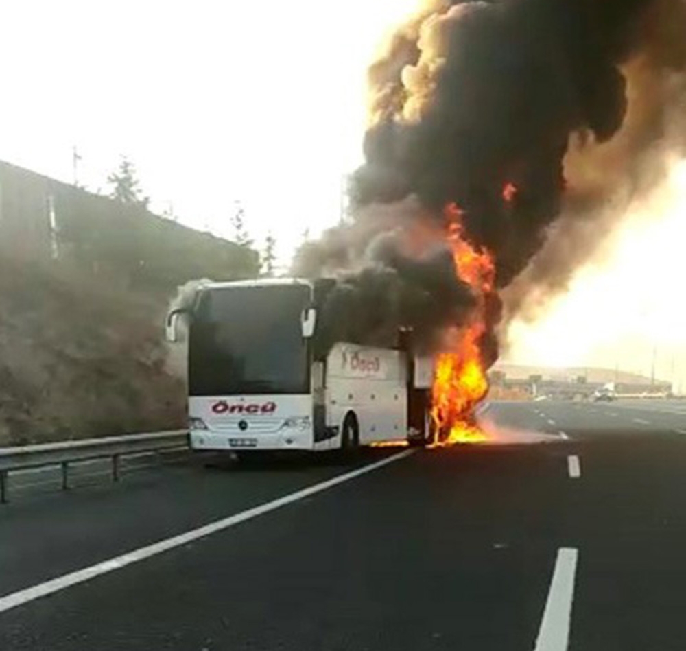 TEM’de yolcu otobüsü alev alev yandı