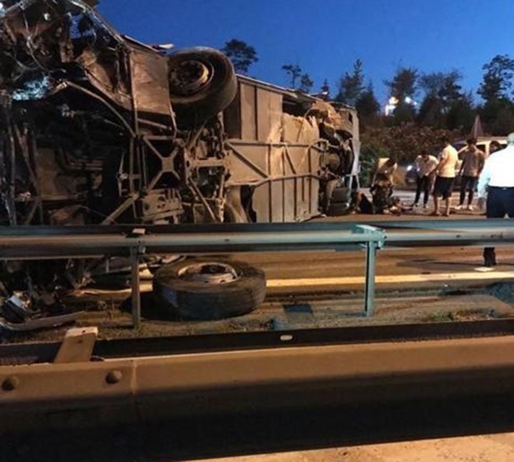 TEM’de yolcu otobüsü devrildi