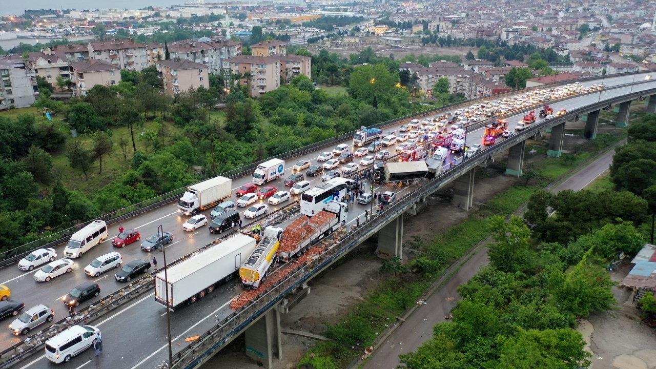 TEM’de zincirleme kazada 20’den fazla araç birbirine girdi: 15 yaralı