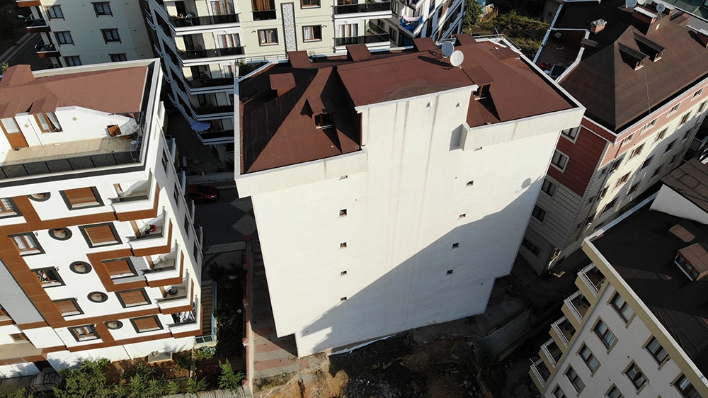 Temeli oynadığı için tahliye edilen bina drone ile havadan görüntülendi