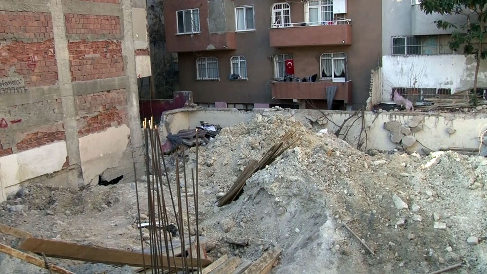 Temeli zarar gören 34 yıllık bina boşaltıldı