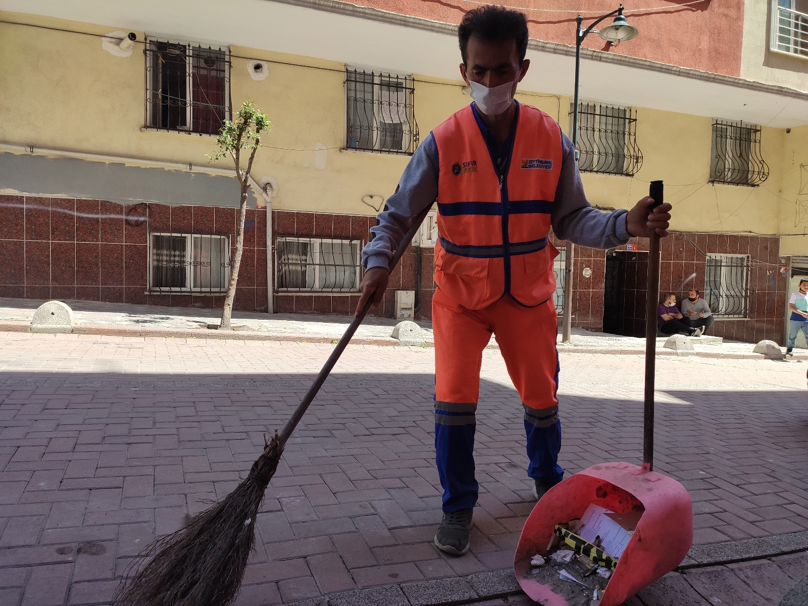 Temizlik görevlisi bina yıkılmadan önce çevredekileri uzaklaştırmış