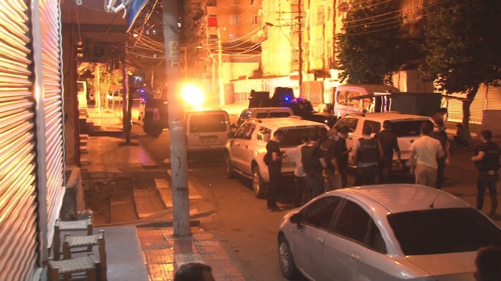 Terör örgütü yandaşları markete patlayıcı attı