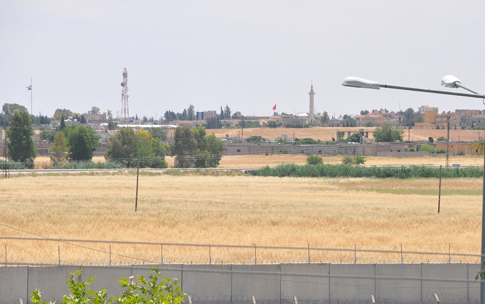 Terörden temizlenen Telabyad’a Türk bayrakları asıldı
