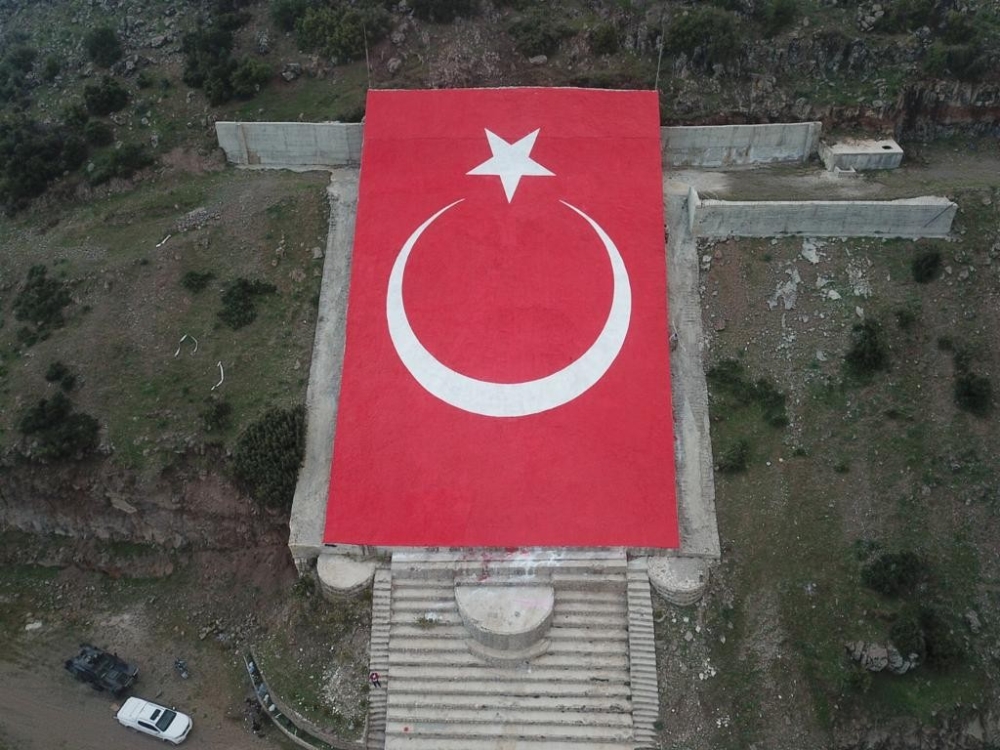 Terörist elebaşının portresinin yerine ay yıldızlı bayrak