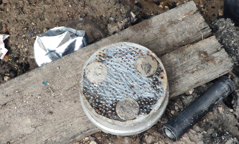 Teröristler bisküvi kutusuna bomba yerleştirmiş