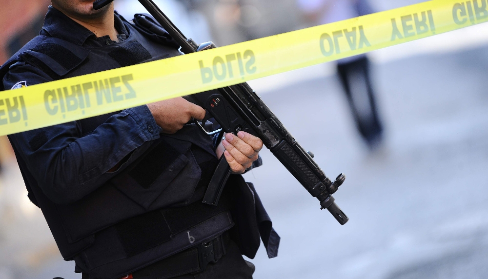 Teröristler Vanlı İş Adamının Evine Ses Bombası Attı