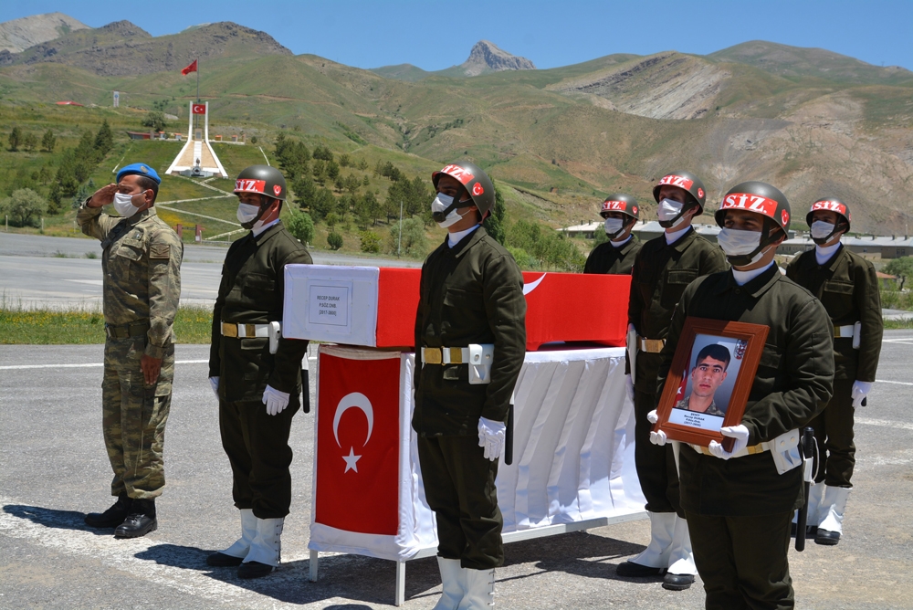 Teröristlerin taciz ateşiyle şehit düşen askere uğurlama töreni