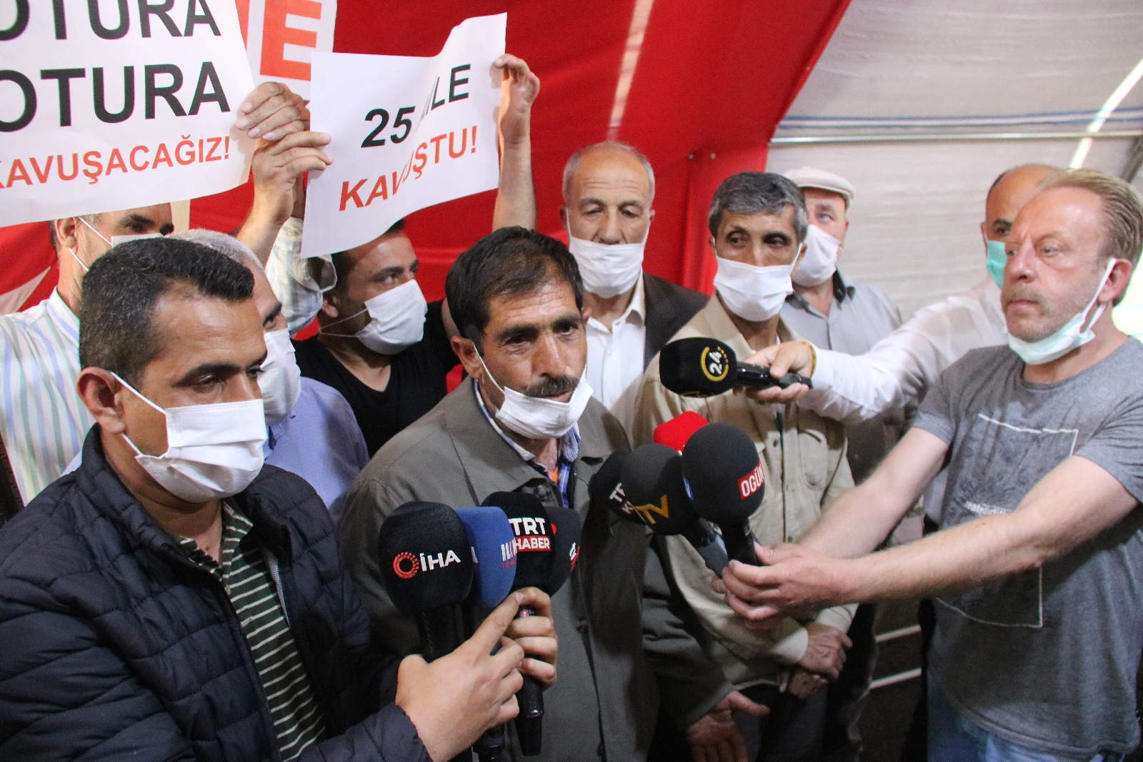 Terörün pençesinden kurtulan evladına kavuştu, mutluluğunu evlat nöbeti tuttuğu ailelerle paylaştı