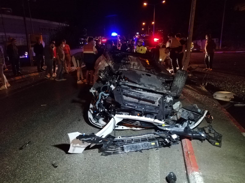 Ters dönen otomobildeki aile ölümden döndü