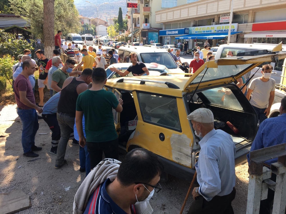 Ters şeride giren alkollü sürücünün dehşet saçtığı anlar güvenlik kamerasında
