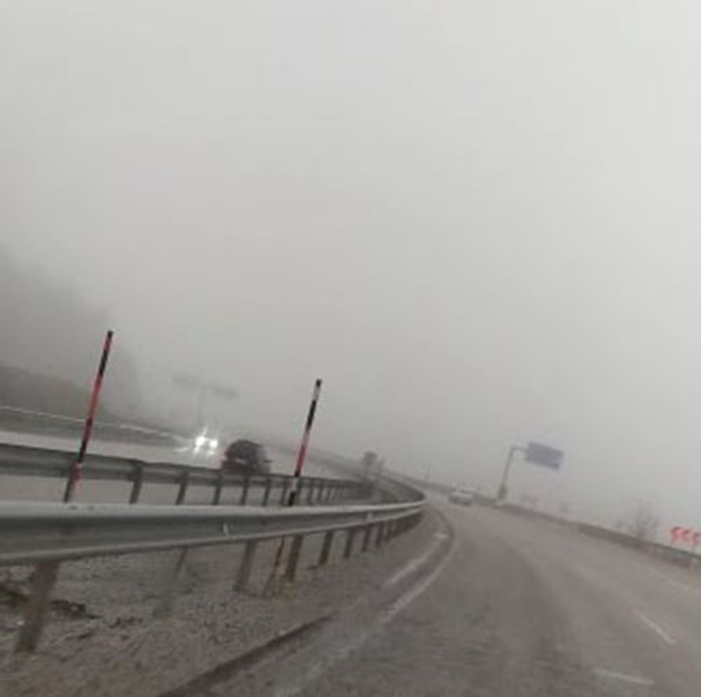 Ters şeritte seyreden sürücü tırın altında kalmaktan kıl payı kurtuldu
