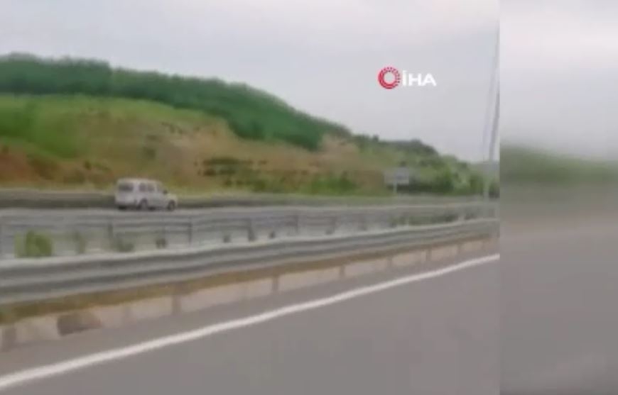 Ters şeritteki son sürat seyahat, cep telefonu kamerasına yansıdı