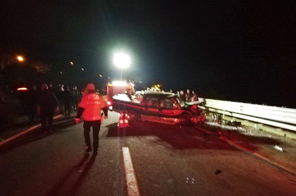 Ters yönden gelen araçla kafa kafaya çarpıştı: 2 ölü, 2 yaralı