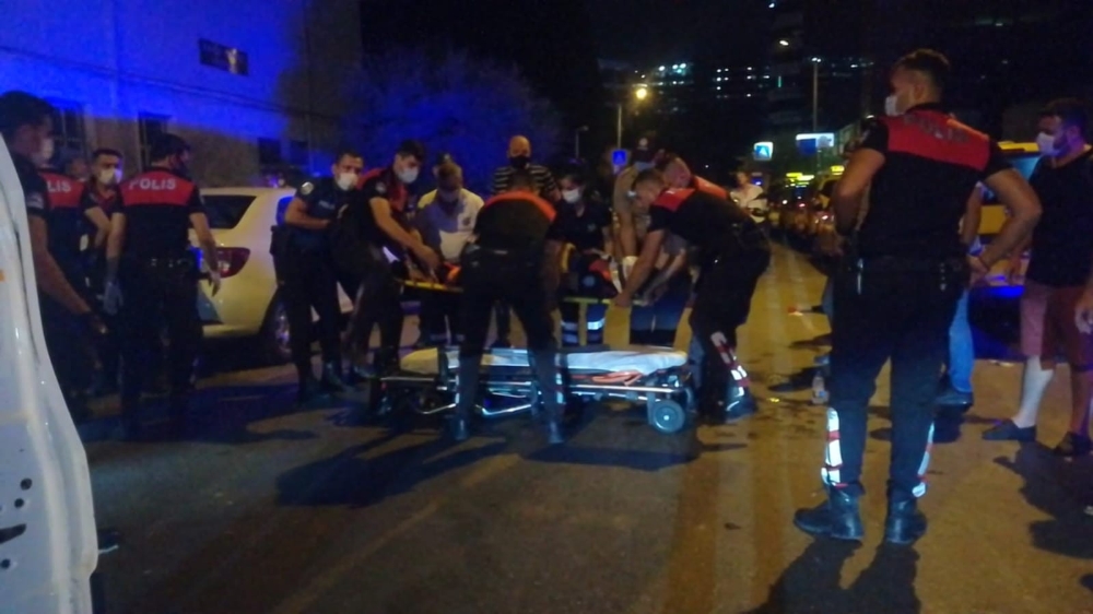 Ters yönden gelen otomobil yunus ekiplerine ve 2 araca çarptı: 4 yaralı