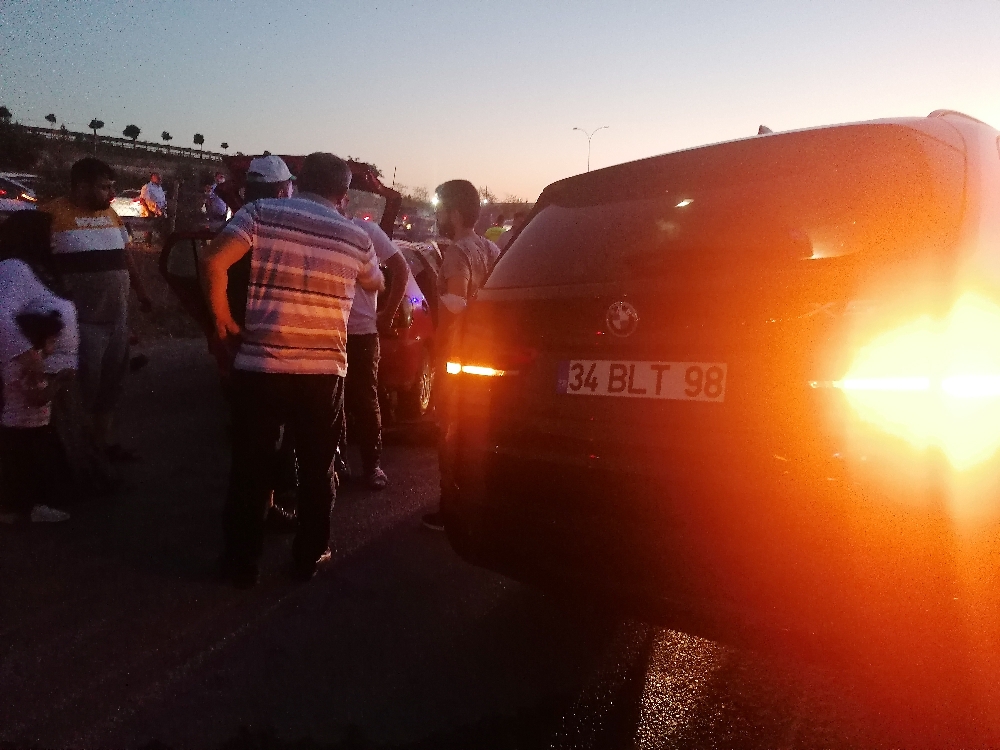 Ters yöne giren 2 araç ortalığı savaş alanına çevirdi: 7 yaralı