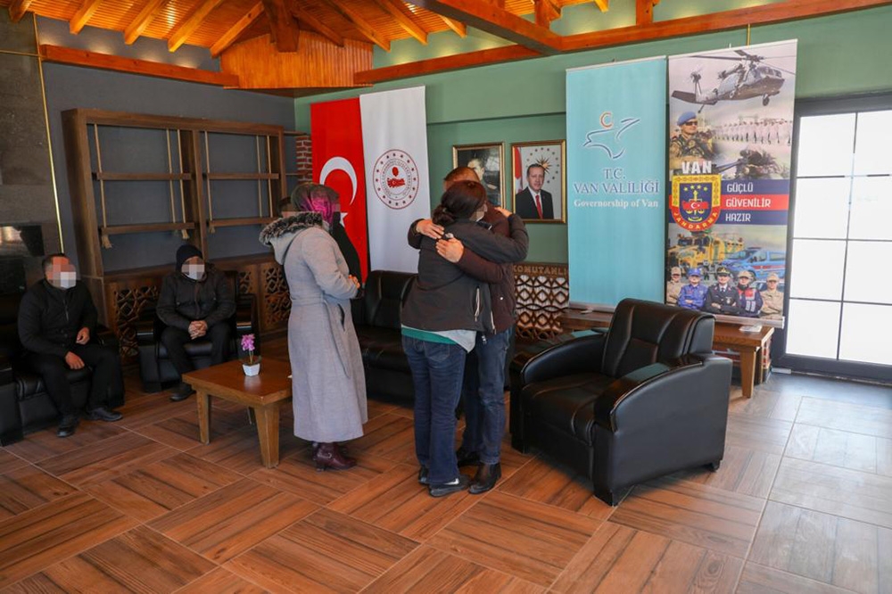 Teslim olan PKK’lı ailesiyle buluştu