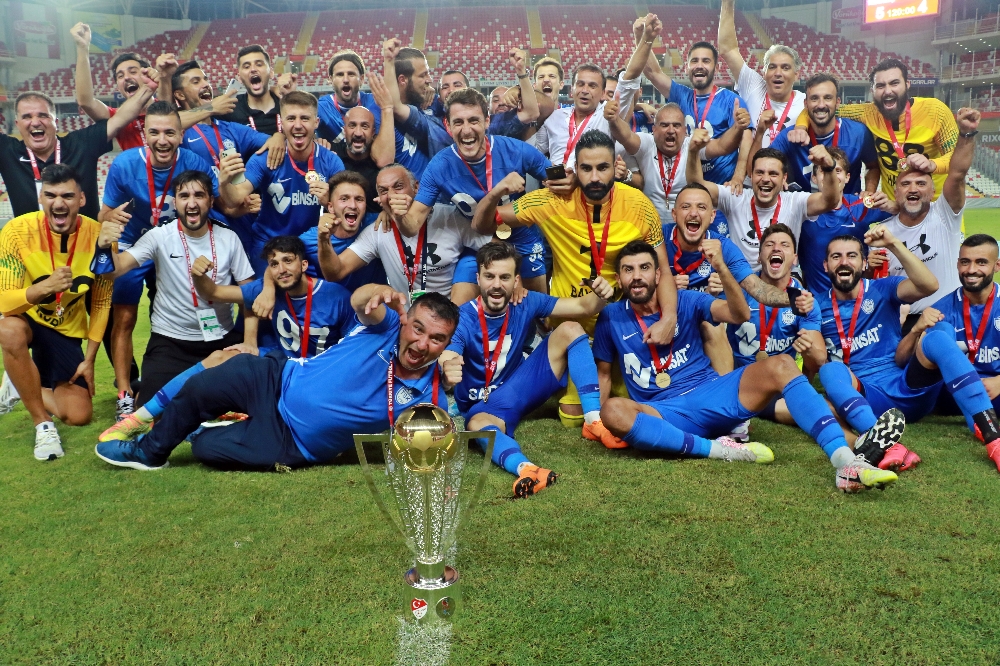 TFF 1 Lig’e yükselen Tuzlaspor, kupasını aldı