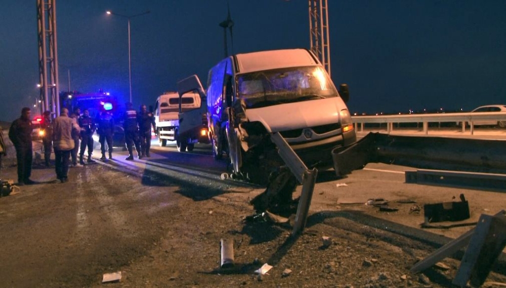Ticari Araç Bariyerlere Ok Gibi Saplandı: 3 Yaralı