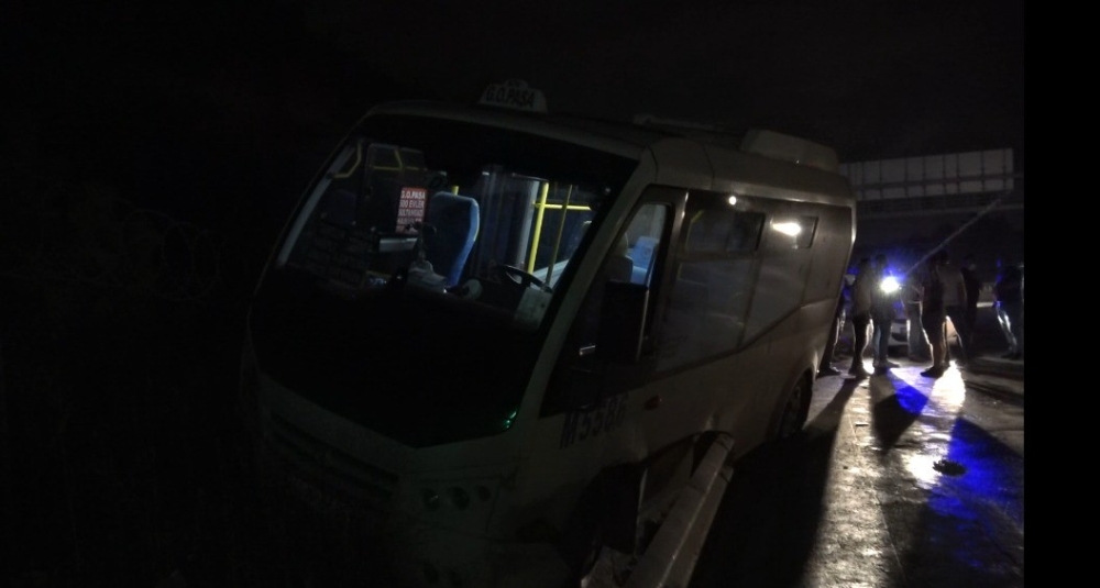 Ticari araçla çarpışan minibüs yoldan çıkarak bariyerlere vurdu