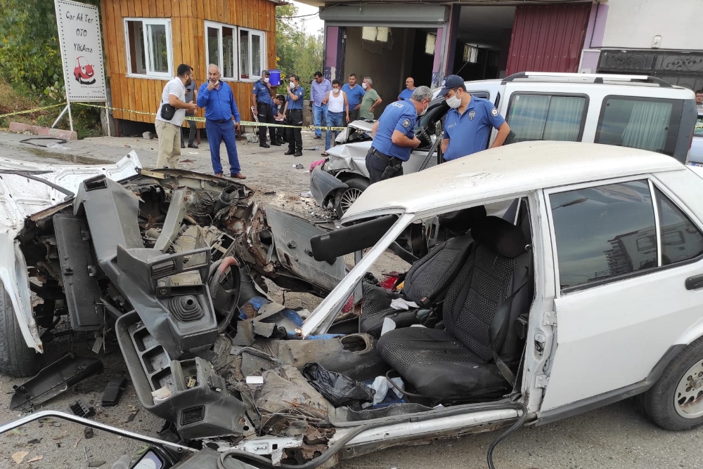 Ticari araçla çarpışan otomobil ikiye bölündü: 8 yaralı