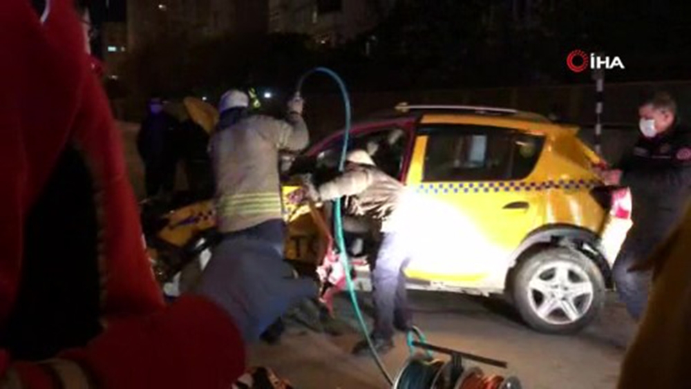 Ticari taksi ile ticari araç çarpıştı: 2 yaralı